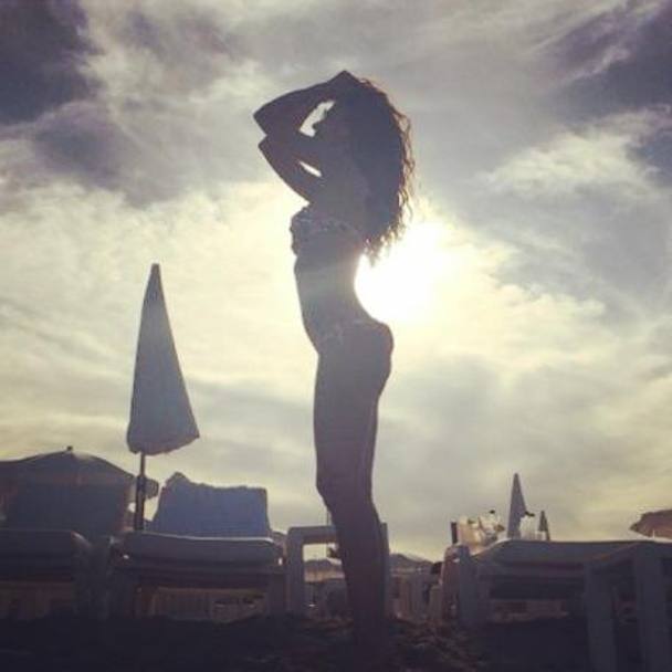 Un controluce che ritaglia la splendida silhouette di Laura (da Instagram)